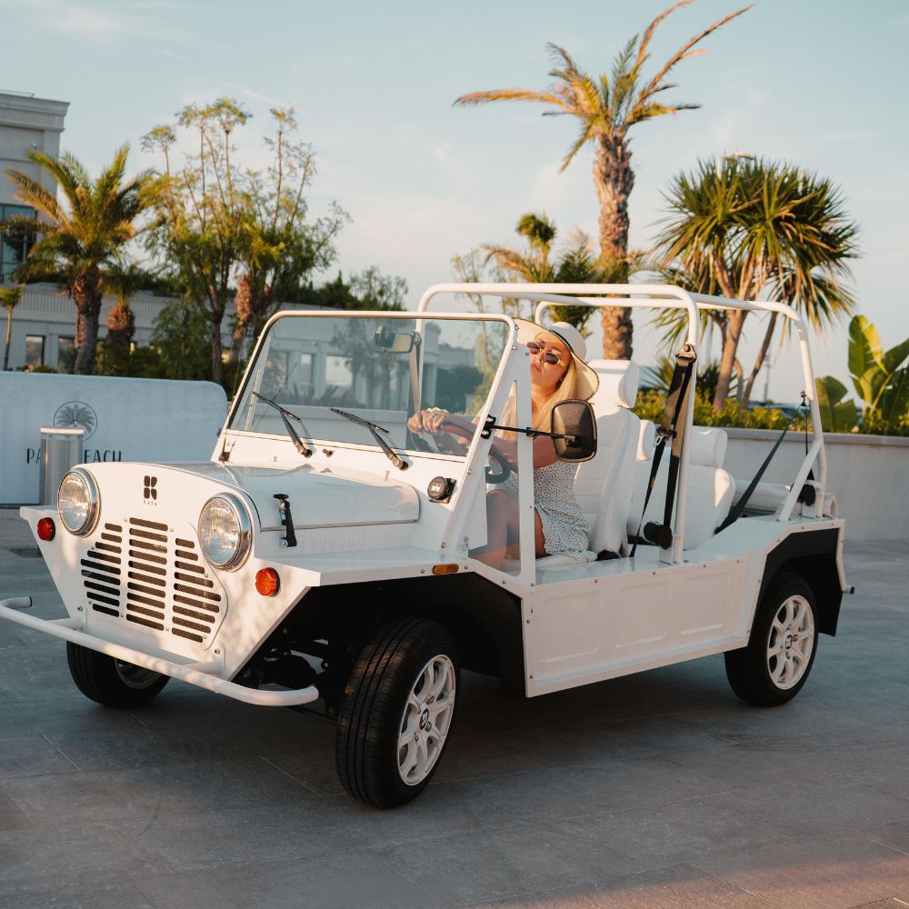 Mini Moke électrique à Cannes sous les palmiers