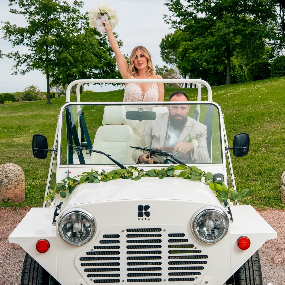 Voiture des mariés en Mini Moke KATE sur la Côte d'Azur