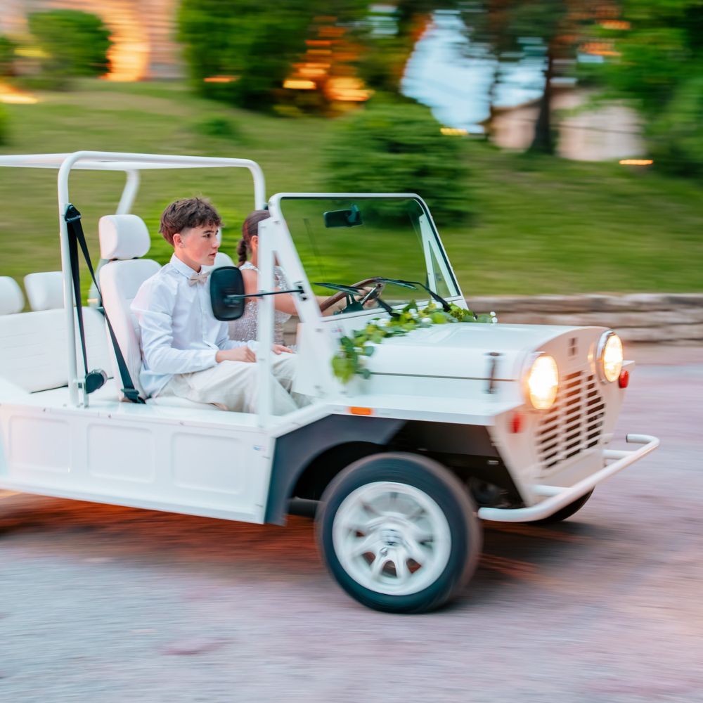 Cortège de mariage en Mini Moke électrique en mouvement