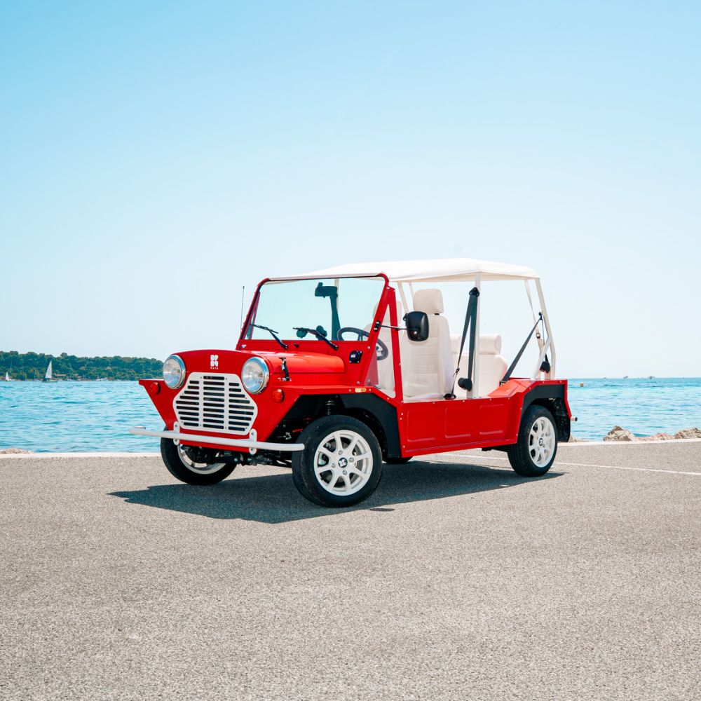 Mini Moke rouge KATE événementielle au bord de mer à Cannes