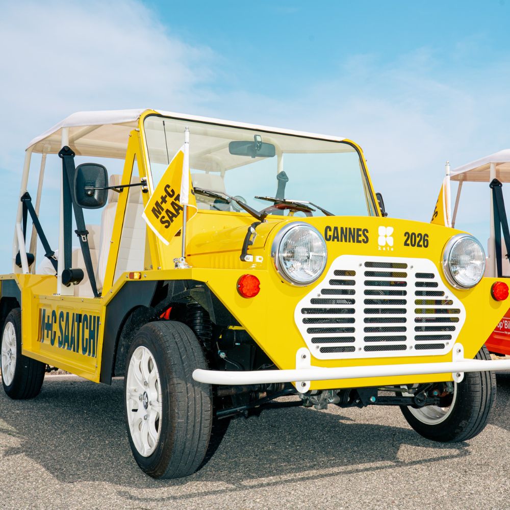 Mini Moke jaune brandée M+C Saatchi pour Cannes Lions 2026