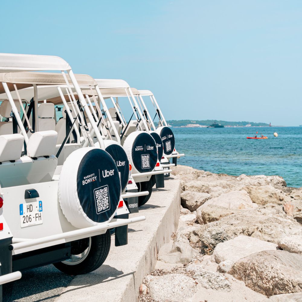 Flotte de Mini Moke brandées Marriott Bonvoy × Uber à Cannes